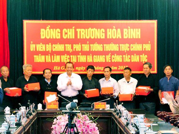 Phó Thủ tướng Thường trực Chính phủ Trương Hòa Bình làm việc với lãnh đạo tỉnh về công tác dân tộc