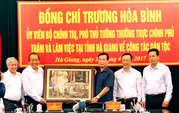 Phó Thủ tướng Thường trực Chính phủ Trương Hòa Bình làm việc với lãnh đạo tỉnh về công tác dân tộc